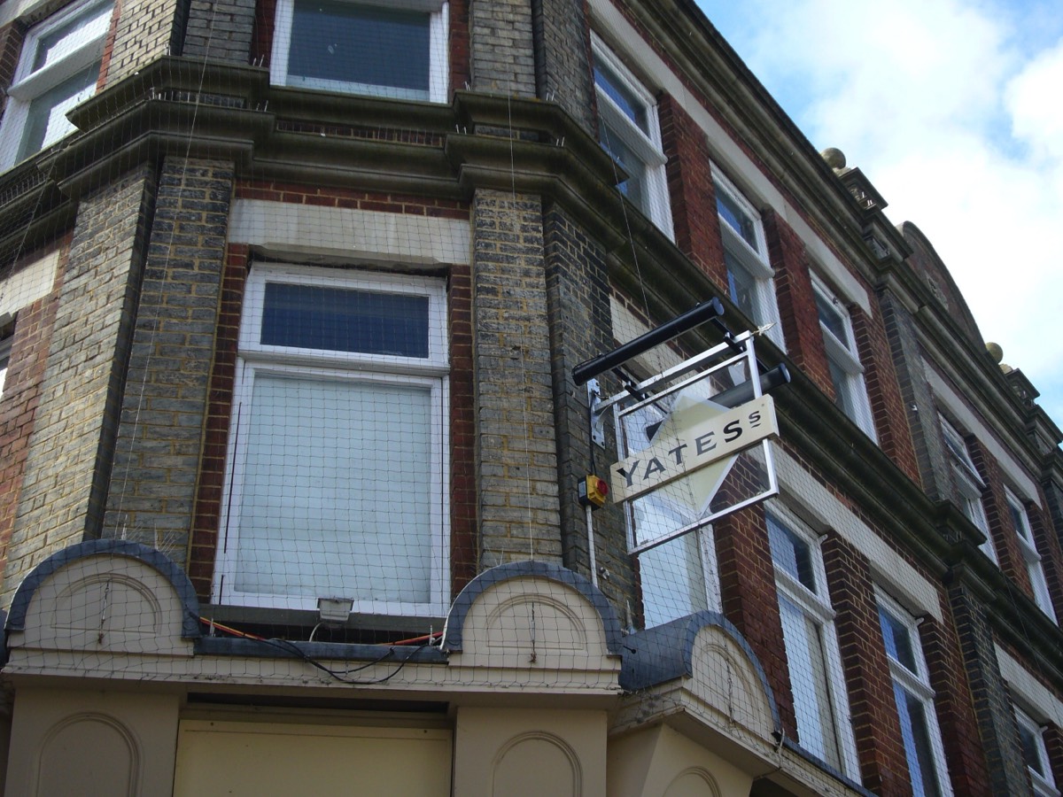 A vertical face net was installed to this pub in Poole. 